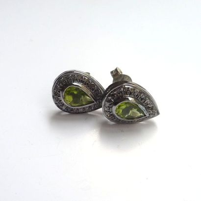 PAIRE de BOUCLES D'OREILLE en argent (925/°°)...
