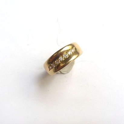 BAGUE en or jaune 18K (750/°°) bandeau sertie...