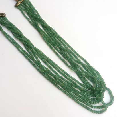 COLLIER composé de 6 rangs de perles d'émeraude...