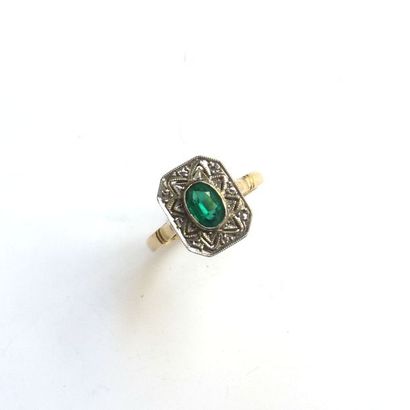 BAGUE en or jaune 18K (750/°°) à plateau...