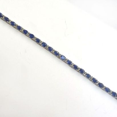 BRACELET articulé en argent (925/°°), orné...