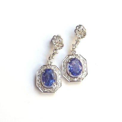 PAIRE DE PENDANTS d'oreille en or blanc 18K...