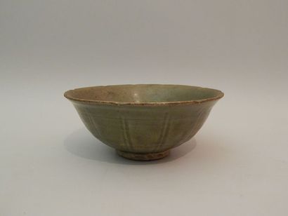 Bol au bord lobé, en grès porcelaineux émaillé...