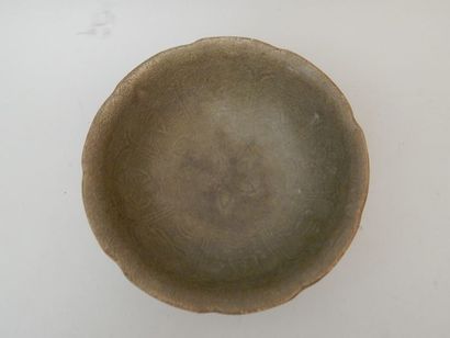 Bol au bord lobé, en grès porcelaineux émaillé...
