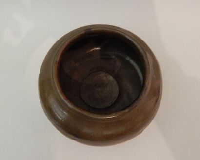Pot sphérique à petit col, en grès à glaçure...
