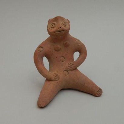 Idole assise en terre cuite. H : 9 cm. MOHENJO-DARO...
