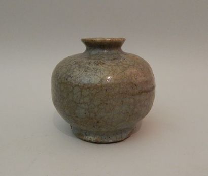 Pot sphérique en grès émaillé céladon à craquelures...