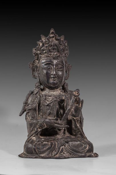 Guanyin assise tenant un ruyi, à la couronne...