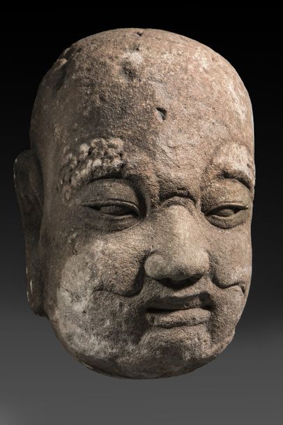 Tête de Lohan en grès. H : 26 cm. MING (...