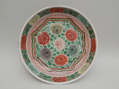 Coupe en porcelaine à décor “Wucai” de chrysanthèmes...