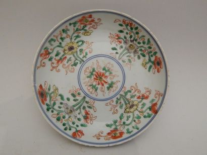 Coupe en porcelaine à décor “famille verte”...