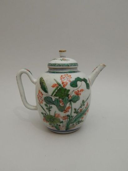Théière couverte en porcelaine à décor “famille...