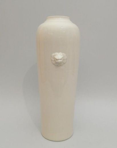 Vase en porcelaine “blanc de Chine” de couleur...