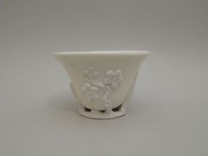 Coupe en porcelaine “blanc de Chine” à décor...