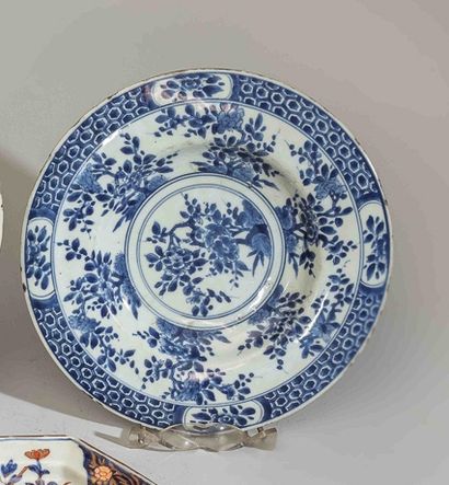 Chine. Petit plat rond en porcelaine à décor...