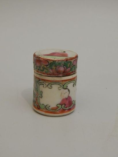 Boîte miniature en porcelaine famille rose....