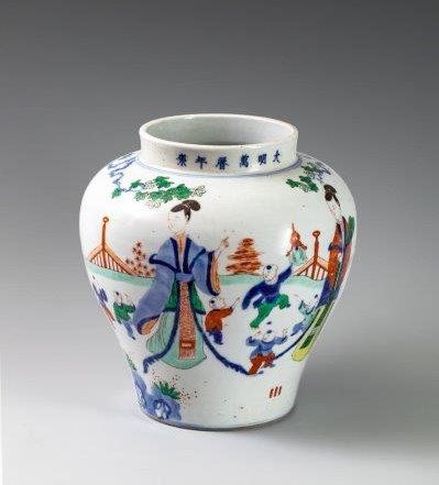 Vase en porcelaine de style famille verte,...