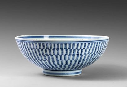Coupe en porcelaine “bleu blanc” à décor...
