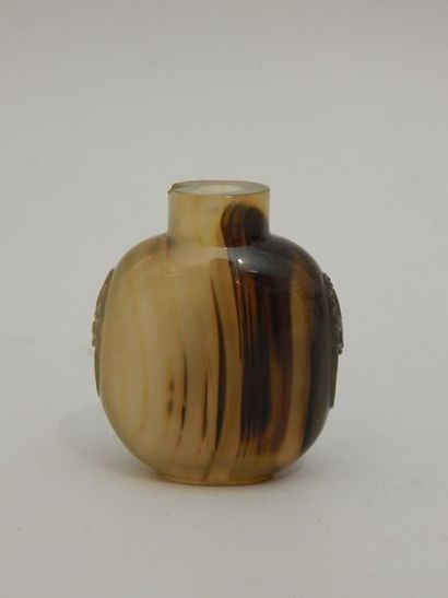 Tabatière ovoïde en agate grise à veines...