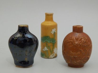Trois tabatières en porcelaine : - émaillé...