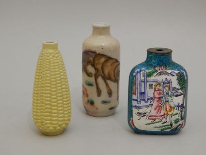 Trois tabatières en porcelaine à décor “famille...