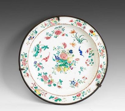 Plat rond en cuivre émaillé à décor de fleurs....