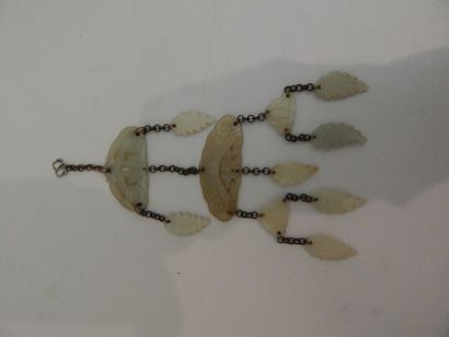 Pendentif composé de feuilles en jade. L :...