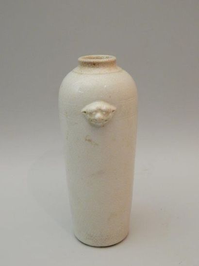 Vase en porcelaine blanc craquelé muni de...