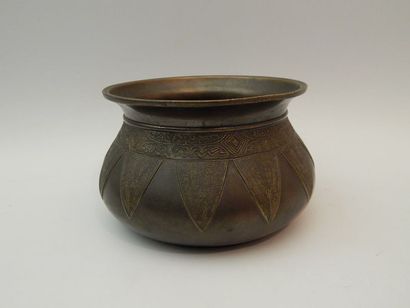 136 bis. Bol en bronze. H : 9 cm ; D : 13...