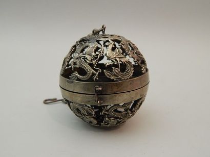 Boule de Canton en métal. Fin du XIXe siècle....
