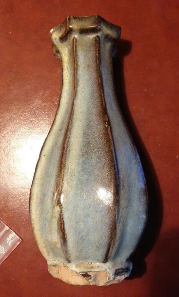 Vase en grès emaillé bleu pâle brun. Début...