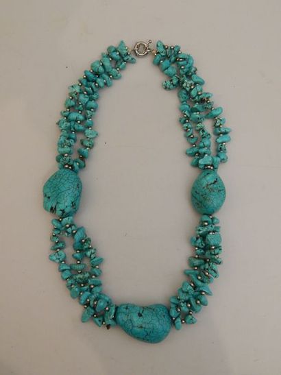 Collier composé de perles de turquoise. XXe...