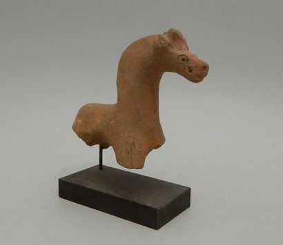 Fragment de cheval en terre cuite. L : 10...