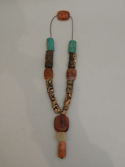 Collier composé de 16 sceaux. XXe siècle...