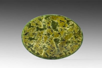 Plateau de forme ovale en jade vert. L :...