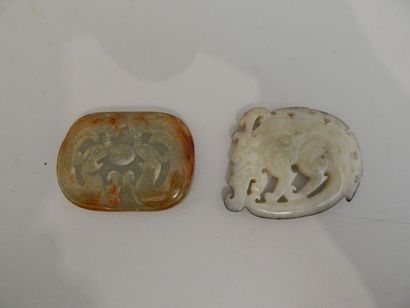 Fibule à décor de deux dragons en jade. L :...