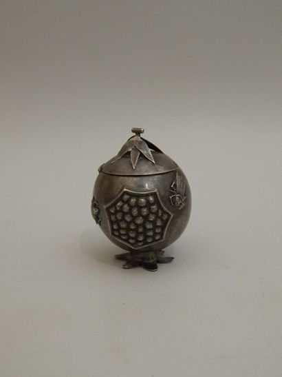 Boîte en métal argentifère en forme de grenade....