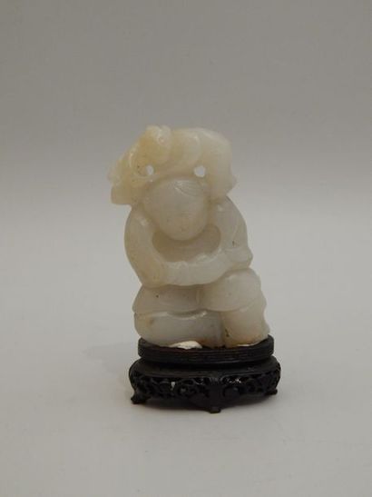 Jade sculpté représentant une femme avec...