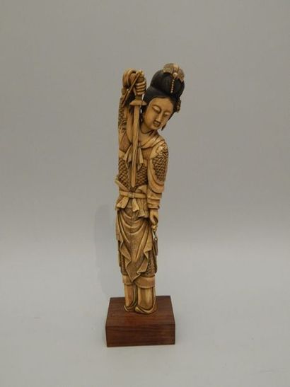 Ivoire sculpté représentant une femme tenant...