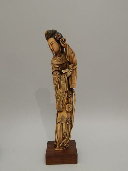 Ivoire sculpté représentant une femme tenant...