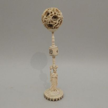 Boule de Canton en ivoire. H : 25.5 cm. XXe...