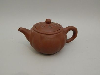 Théière en terre cuite. L : 8.5 x 19 cm....