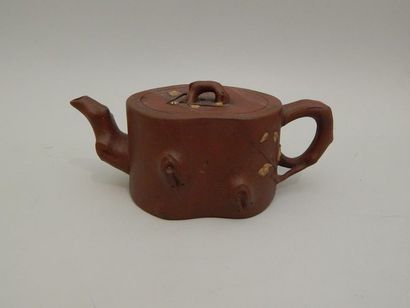 Théière en terre cuite. L : 10 x 19 cm. XXe...