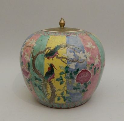 Pot à « gingembre » en porcelaine à décor...