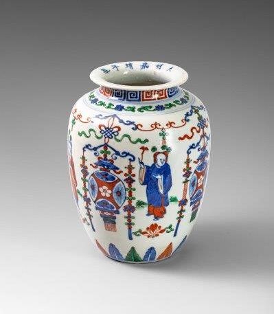 Vase en porcelaine à décor de personnages....