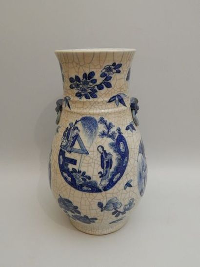Vase en porcelaine craquelé blanc cassé à...