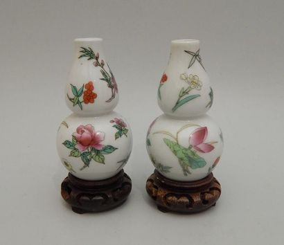 Paire de vases double gourde en porcelaine...