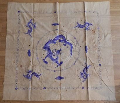 Panneau en coton beige brodé de cinq dragons...