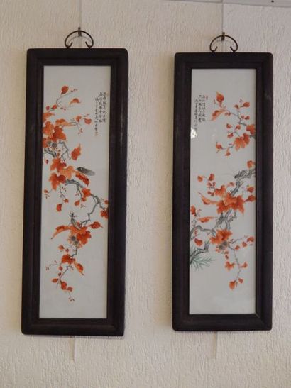 Quatre plaques en porcelaine à décor polychrome...