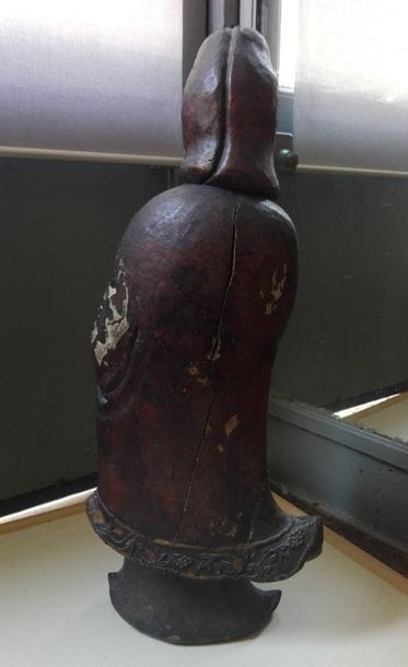 Kwanin debout en bois laqué. Fin XIXème siècle....
